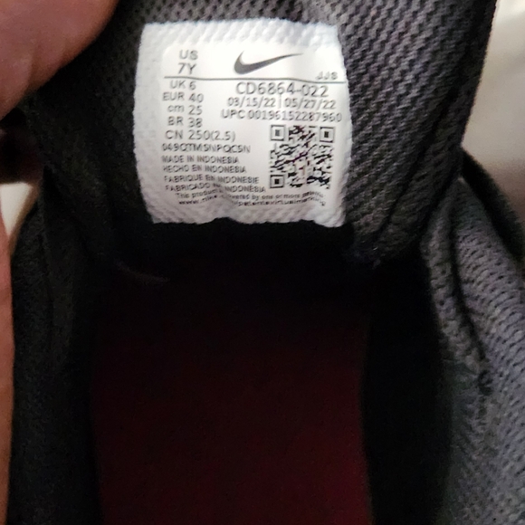 Nike - Picture 2 of 12